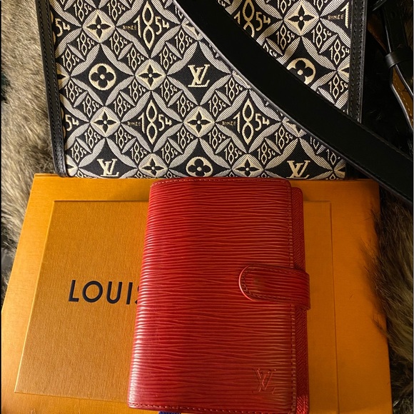 Authentic Louis Vuitton Small Ring Agenda in Epi Leather - Picture 2 of 12